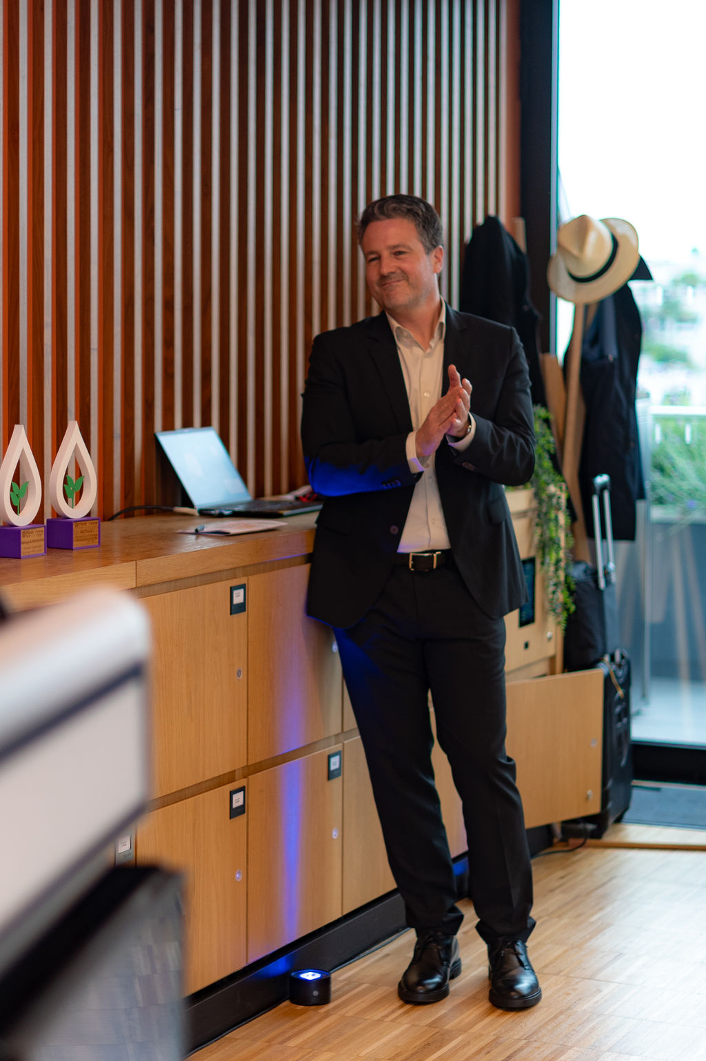 Applaudissement lors d'une remise de trophée pour un évènement chez Sanofi