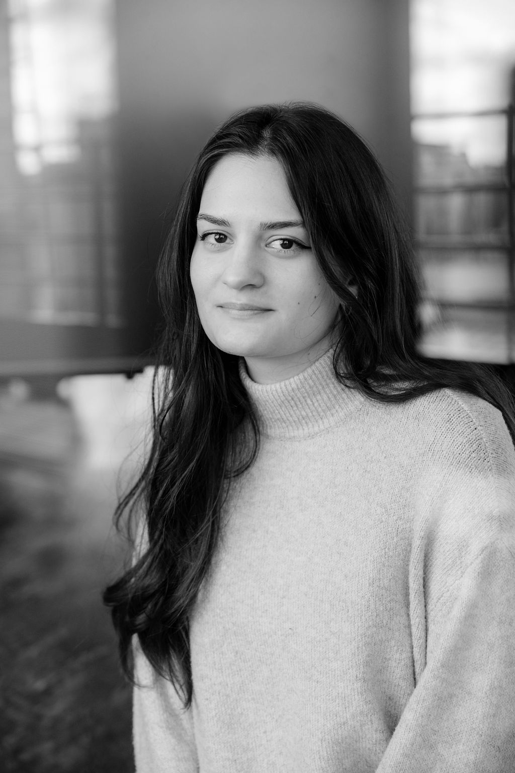 Portrait professionnel d'une collaboratrice en noir et blanc à Paris