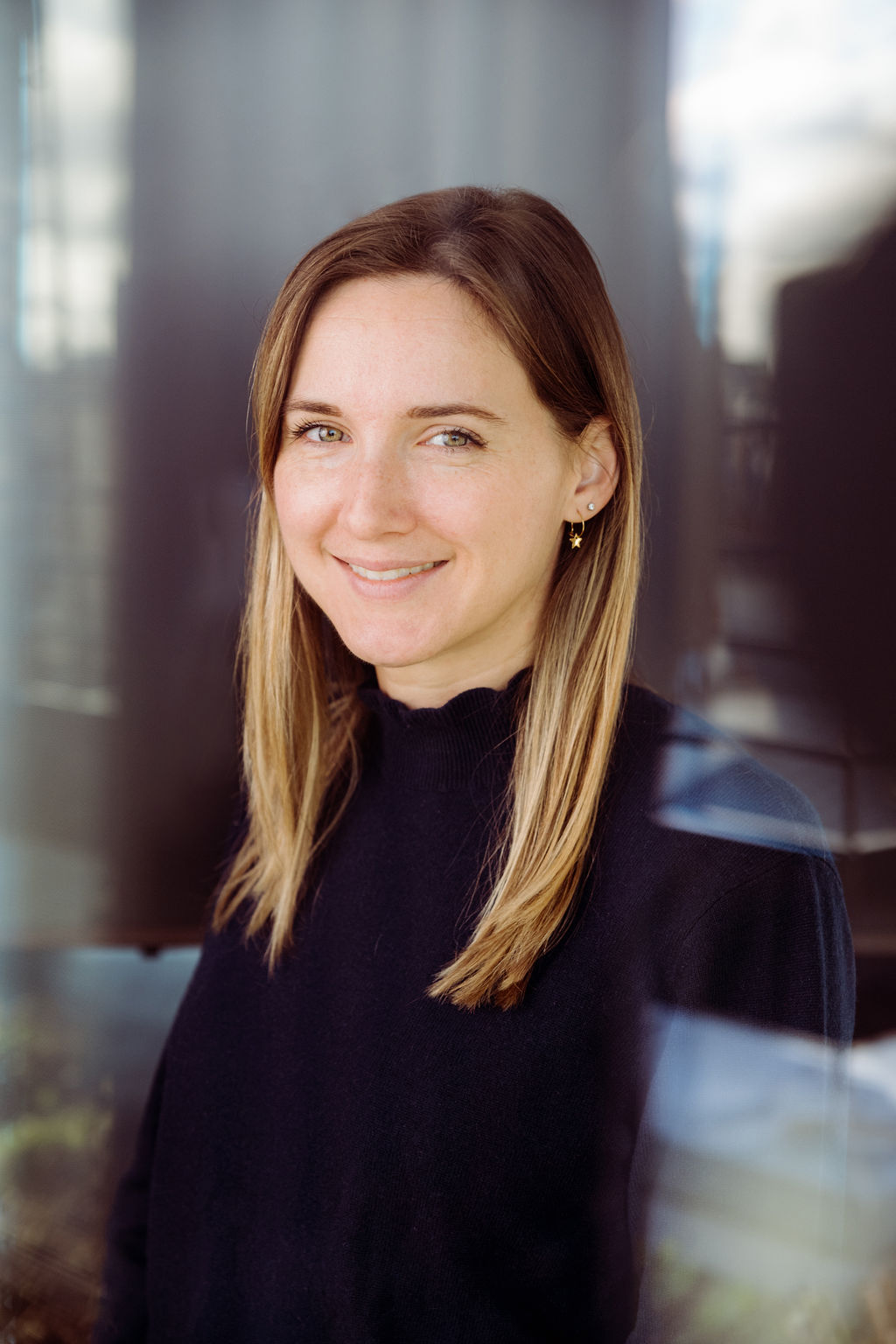 Shooting portrait chaleureux et artistique pour une entreprise à Paris