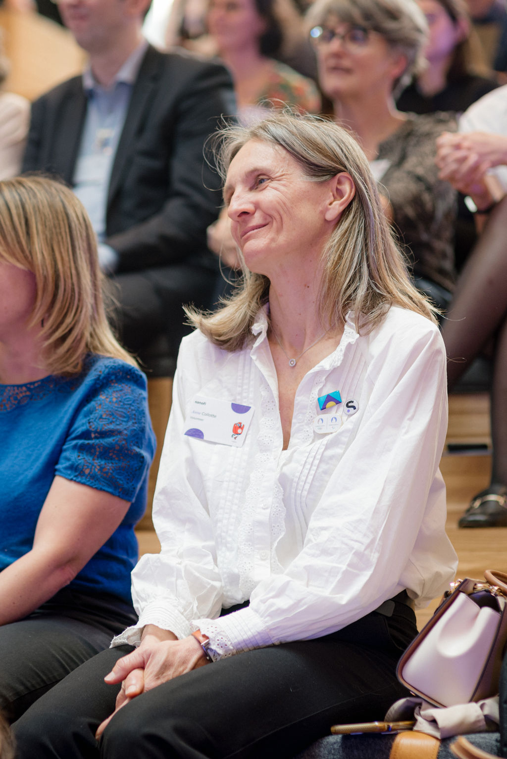 Auditoire souriant à Paris pendant un évènement d'entreprise