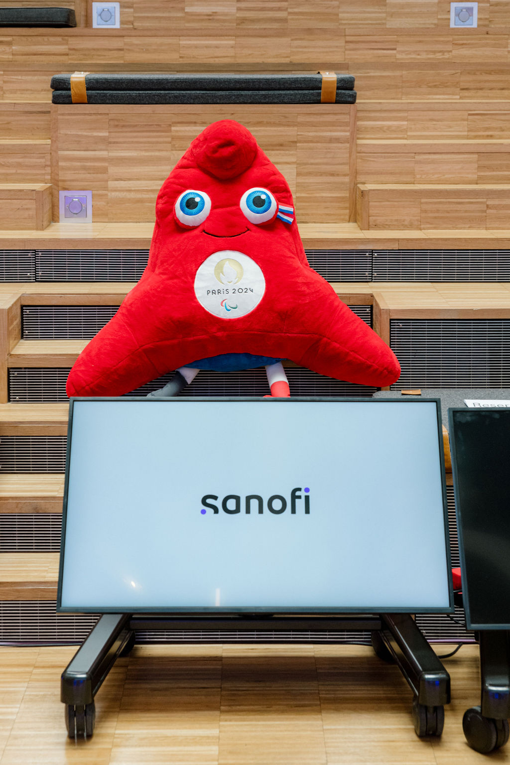 Detail et mascotte à Paris lors d'un évènement pour Sanofi