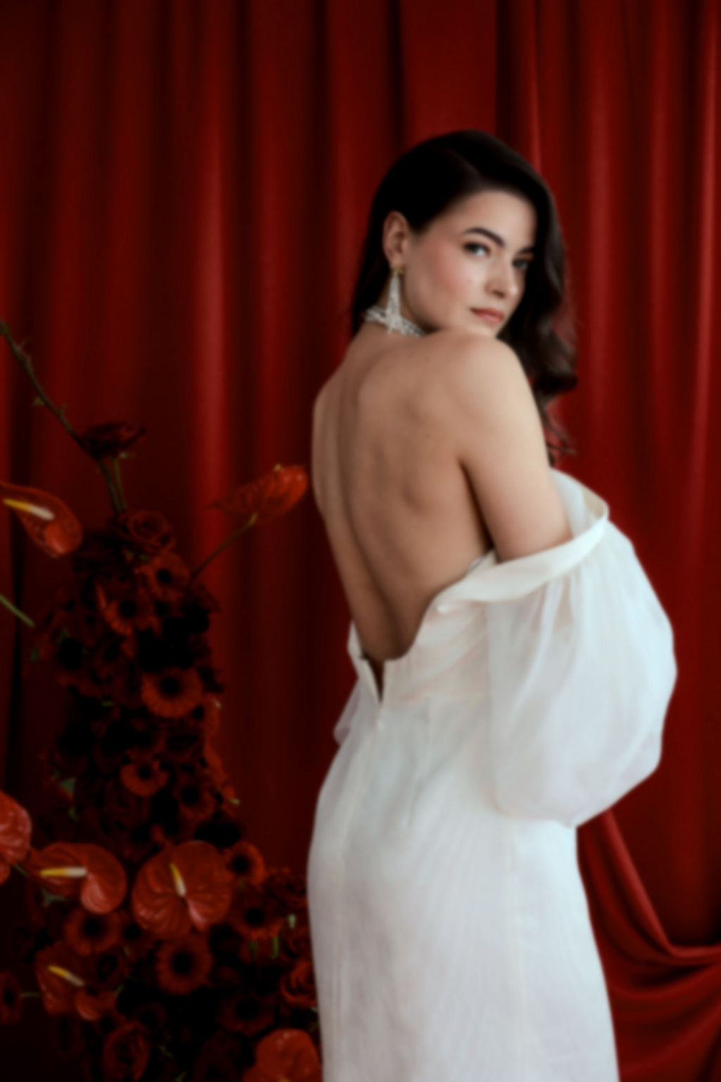 Portrait élégant et féminin lors d'une séance photo mode aux inspirations vintage et baroque