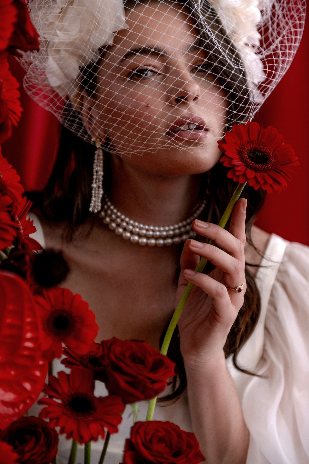 Portrait lors d'un shooting mariage dans une ambiance baroque, vintage et fleurie