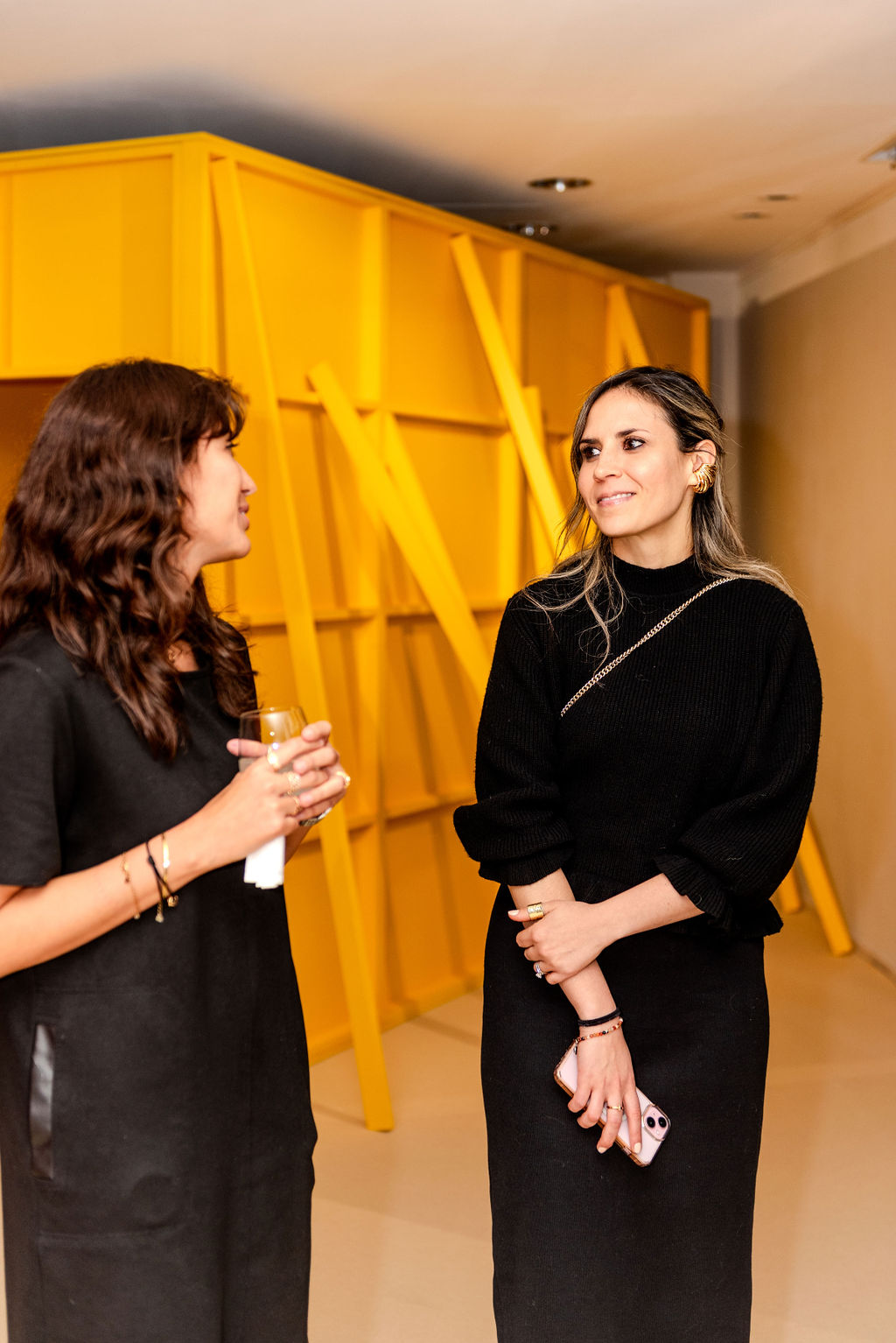 Moment convivial lors d'un cocktail dans un lieu d'exception à Paris 16e