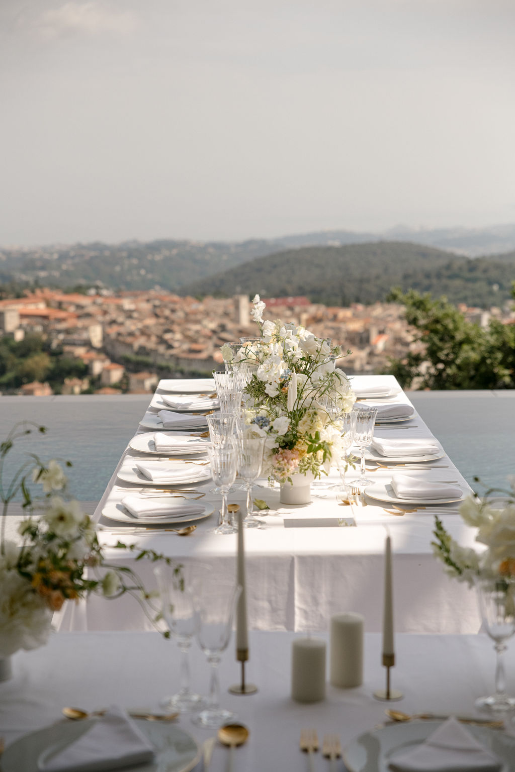 Ambiance méditerranéenne à Saint-Paul-de-Vence lors d'une soirée luxueuse