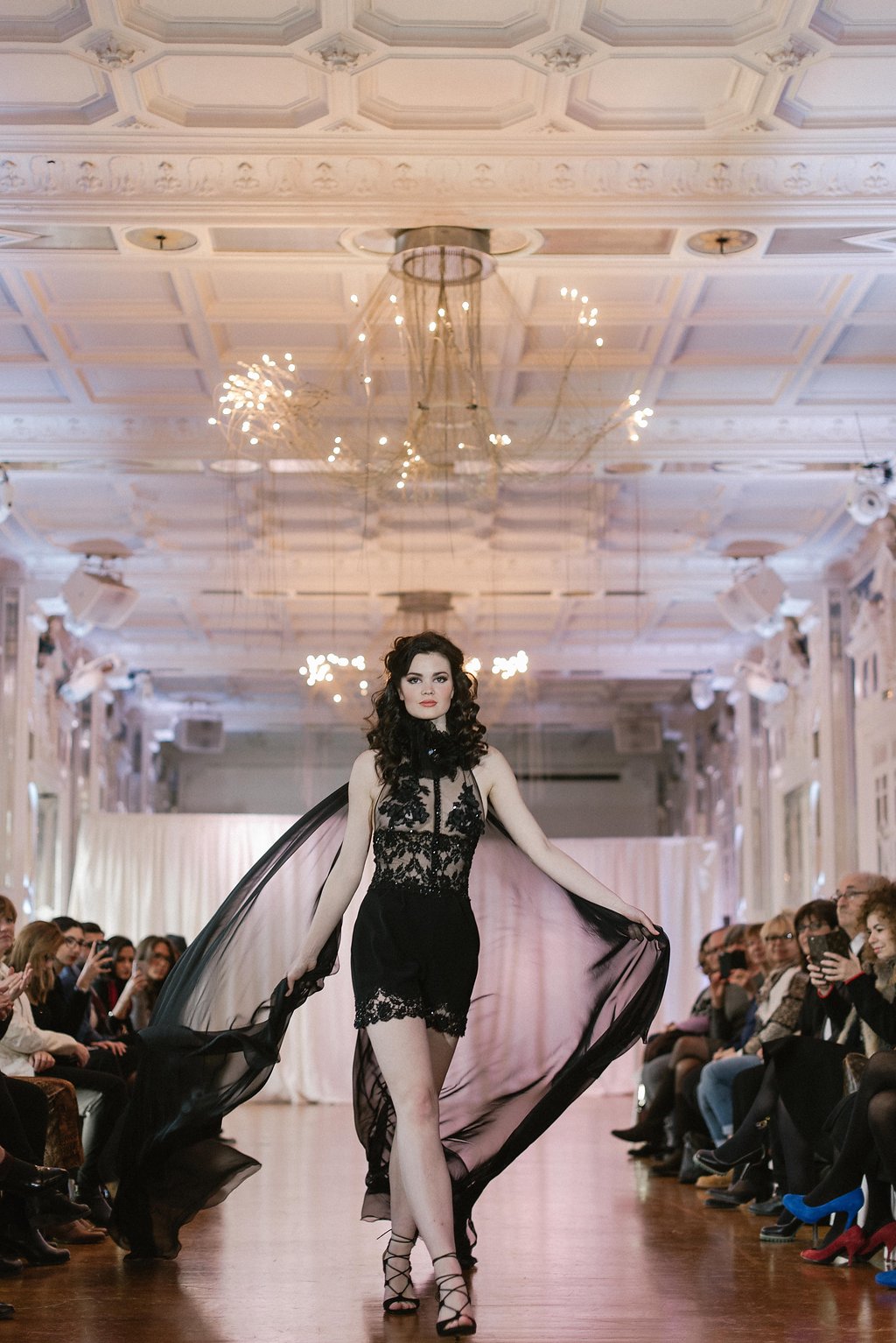 Ambiance sensuelle et féminine pendant un défilé de mode orientale à Paris