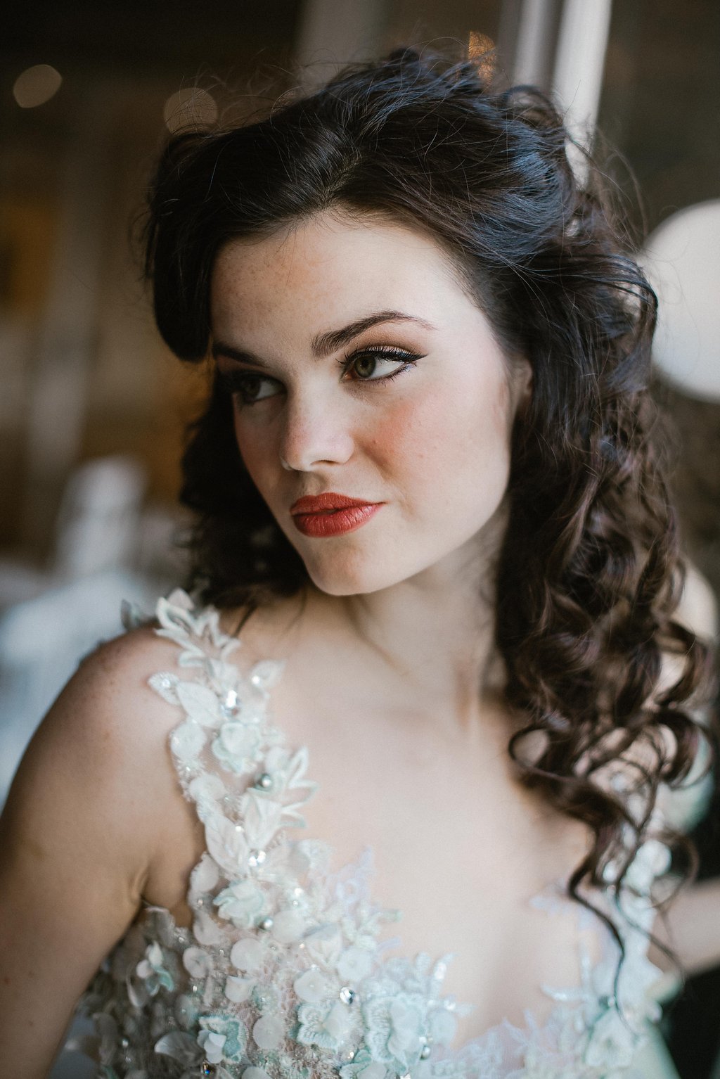 Portrait backstage du mannequin avant un défilé couture à Paris