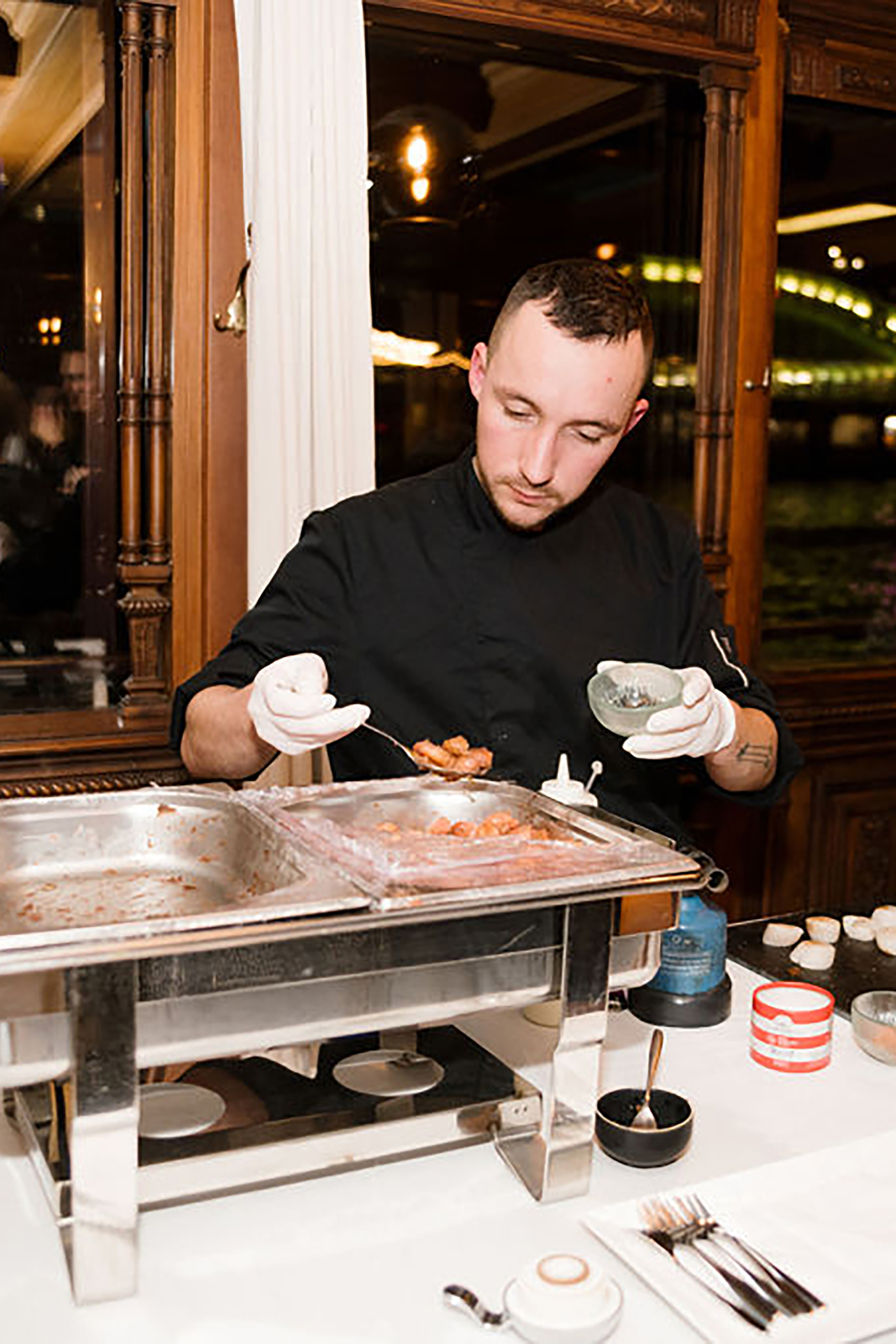 Une soirée corporate sur la Seine - Cocktail et danse à bord d'une péniche parisienne