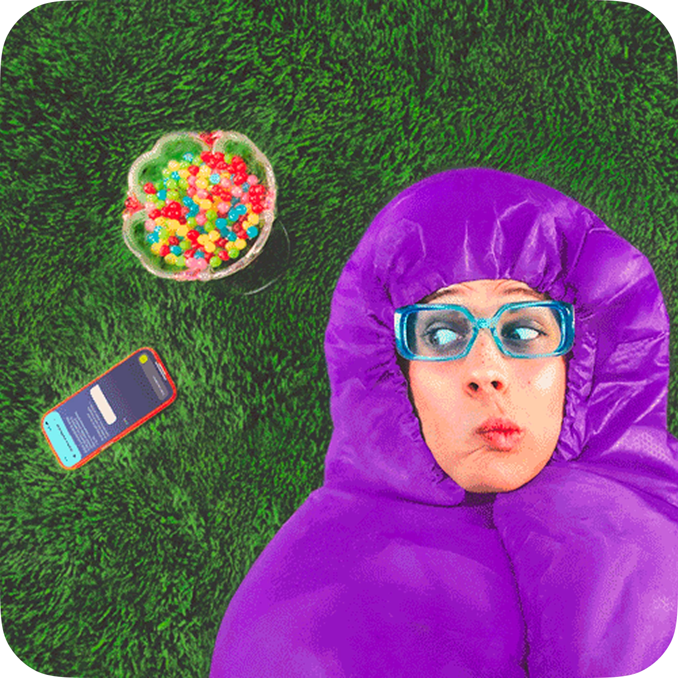 Personne allongée dans l'herbe avec son smartphone