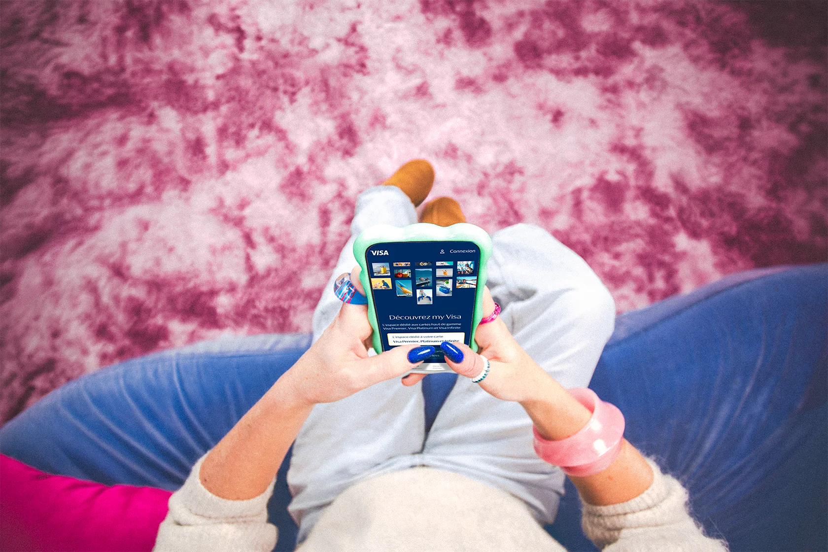 Mains tenant un téléphone affichant l'application my Visa