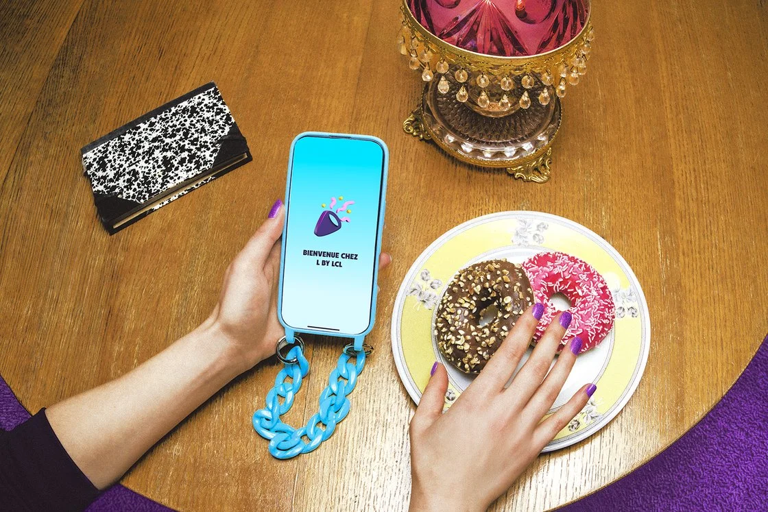Smartphone affichant le message de bienvenue de l'Appli L by LCL