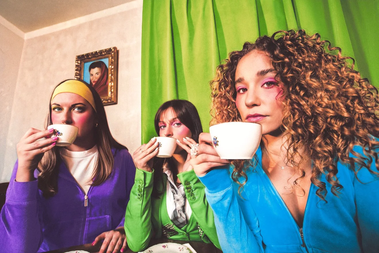 Deux femmes dégustant un café