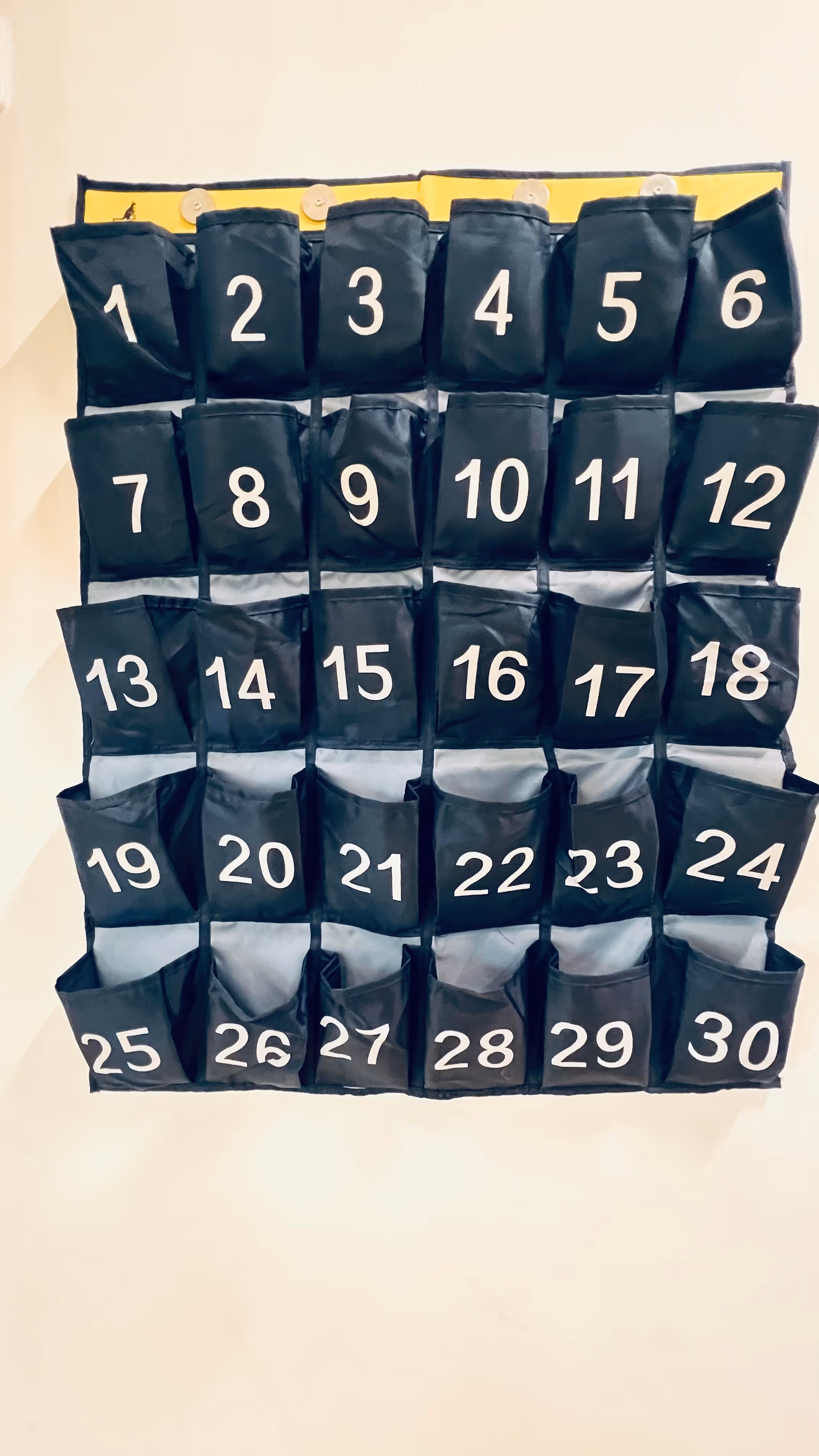 Wandorganizer mit 30 schwarzen Taschen, nummeriert von 1 bis 30, angeordnet in 5 Reihen zu je 6 Taschen.