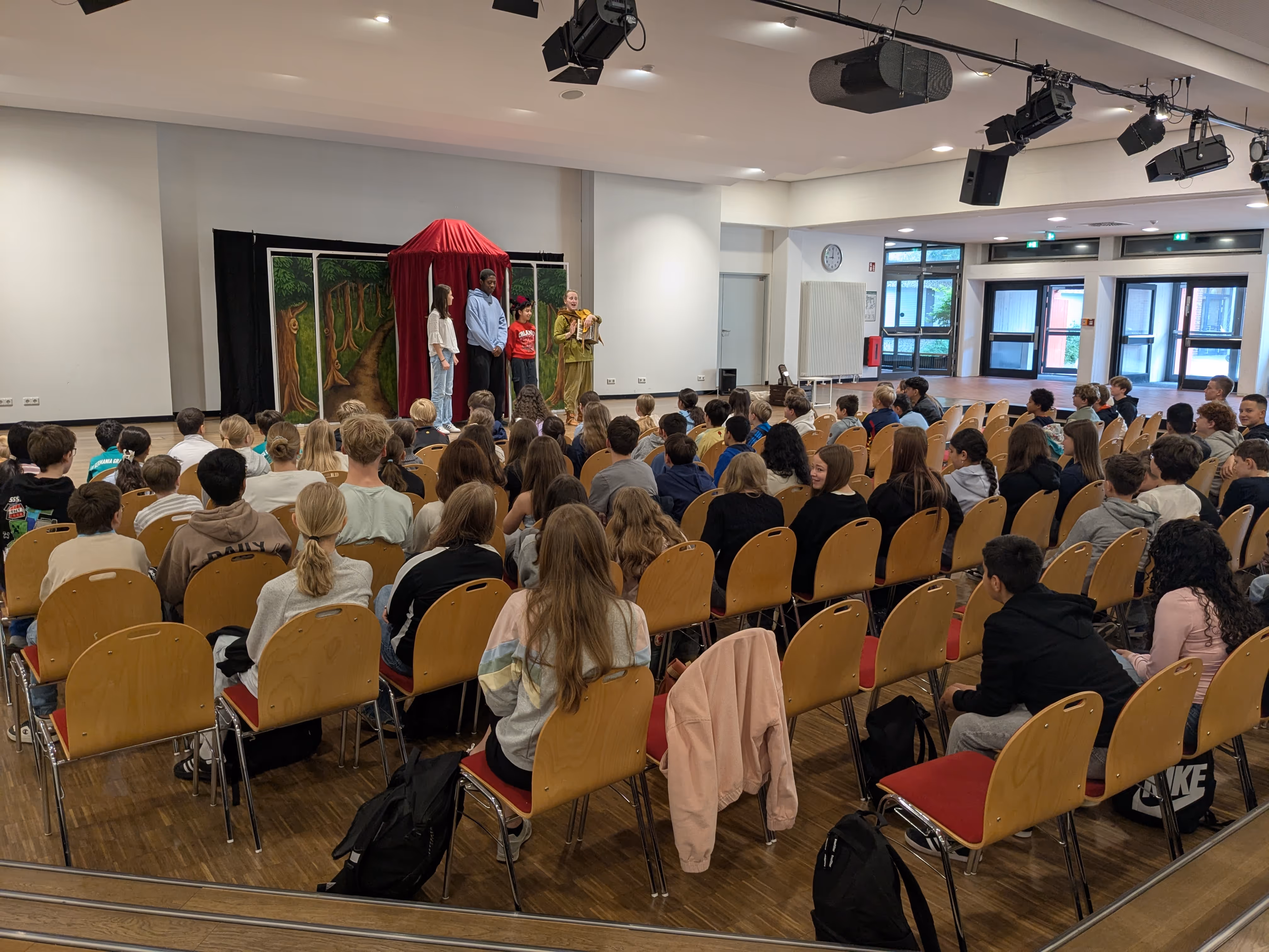 Die englische Theatergruppe spielt im Forum der Albert Einstein Schule.