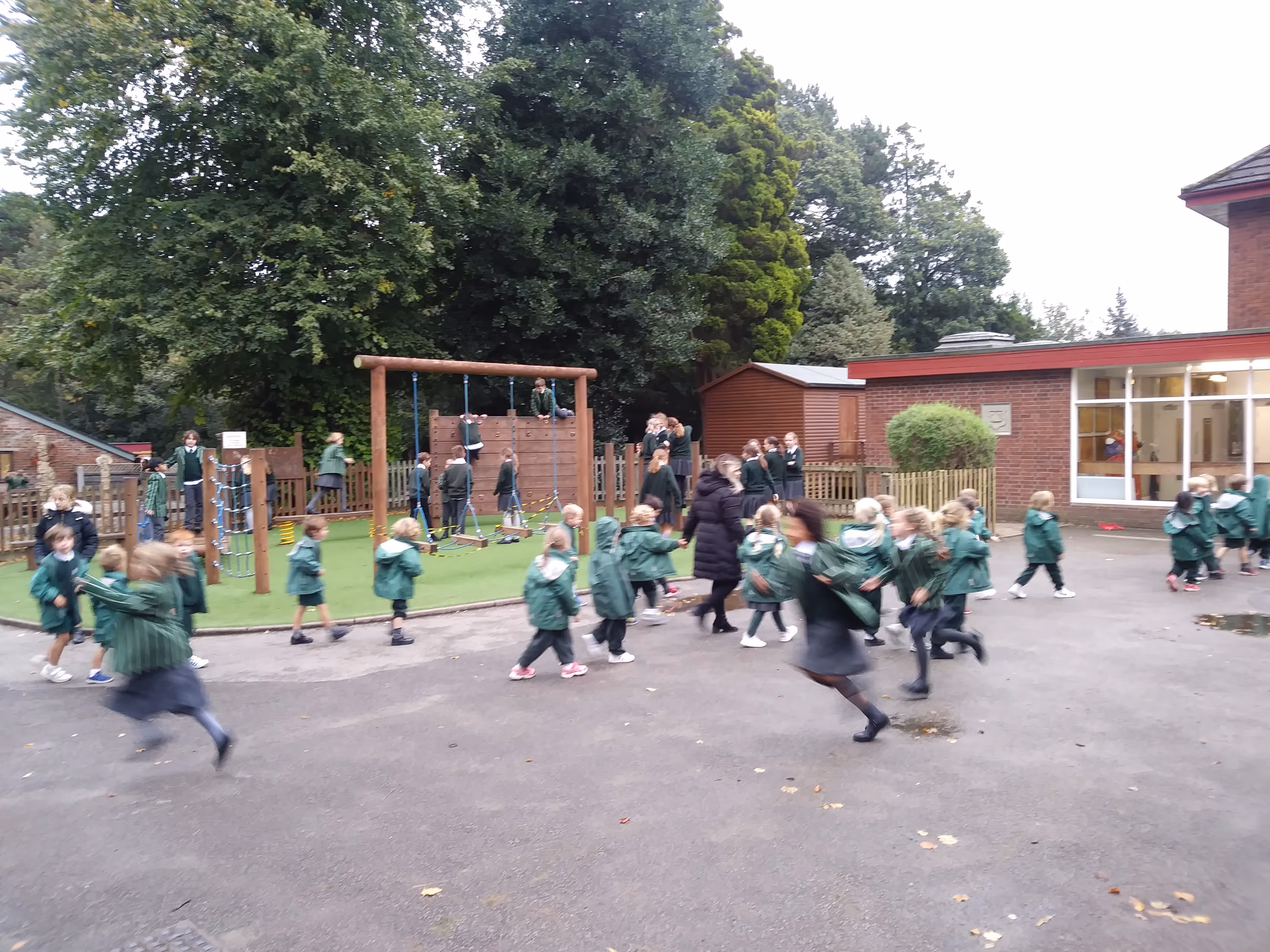 Schüler:innen in Schuluniform in einer englischen Schule.