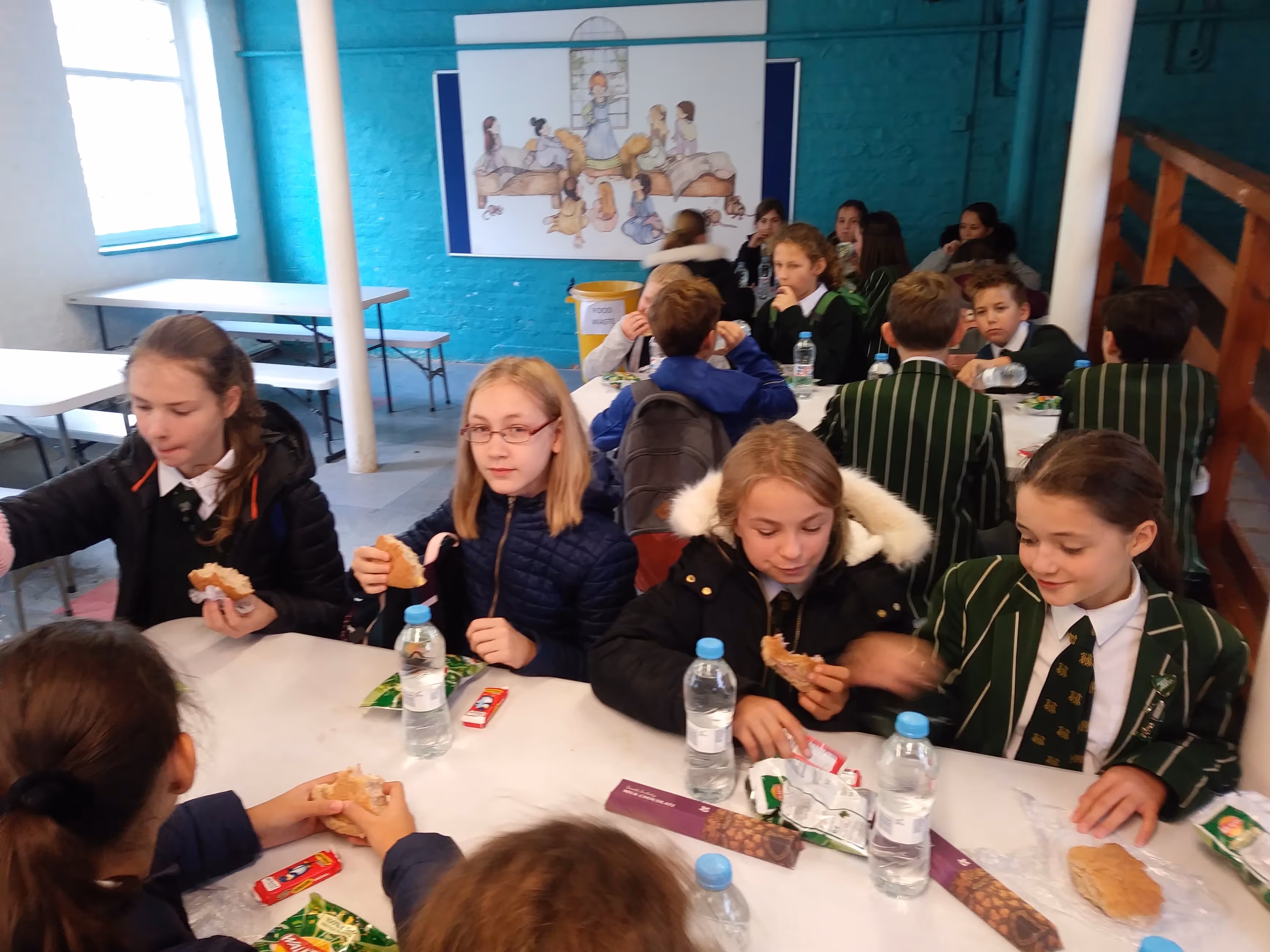 Deutsche und englische Schulkinder essen gemeinsam in der Mensa in England.