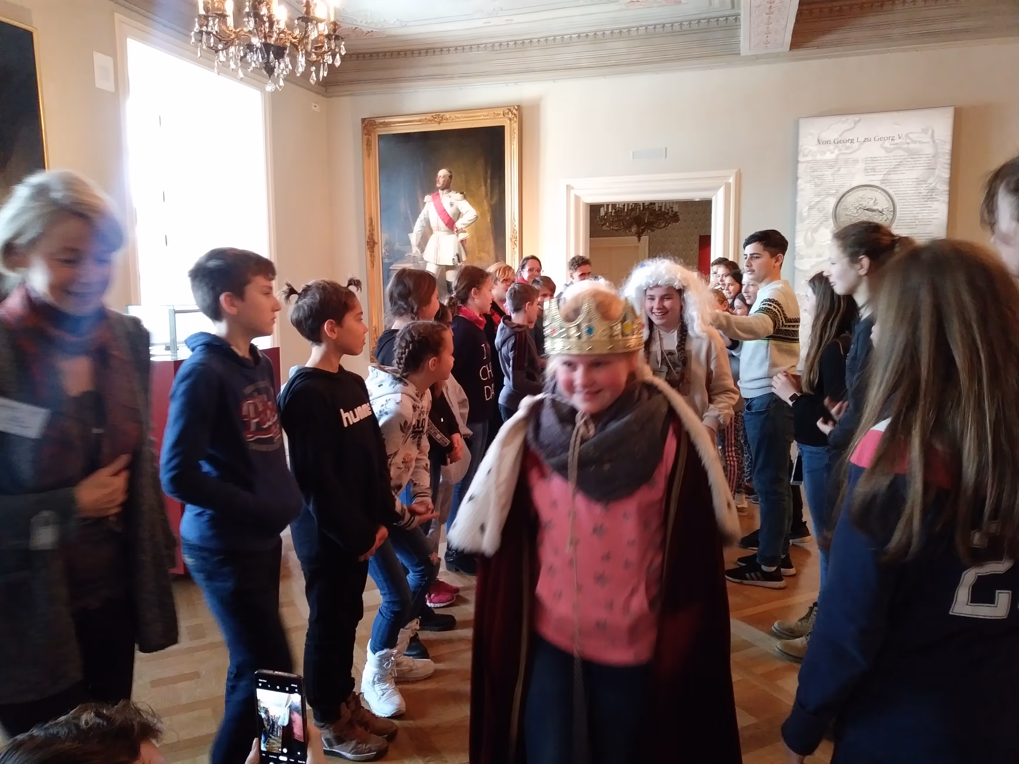 Schüler:innen sind als Queen oder King verkleidet.