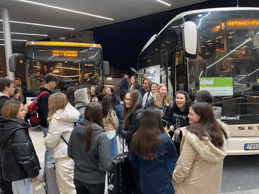 Die Austauschgruppe ist am Busbahnhof in Vigo angekommen und wird von ihren Austauschfamilien begrüßt. 