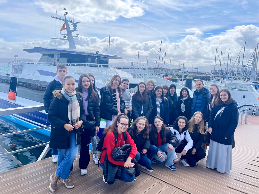 Die Austauschgruppe posiert am Hafen von Vigo.