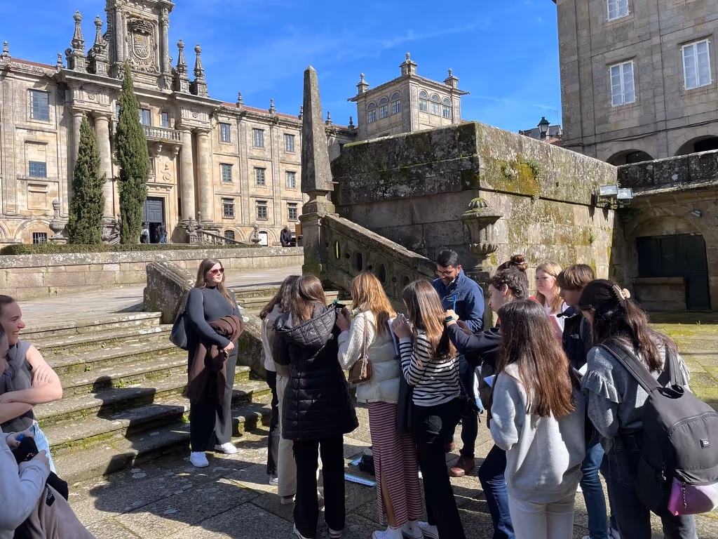 Die Austauschschüler:innen erkunden Santiago de Compostela. 