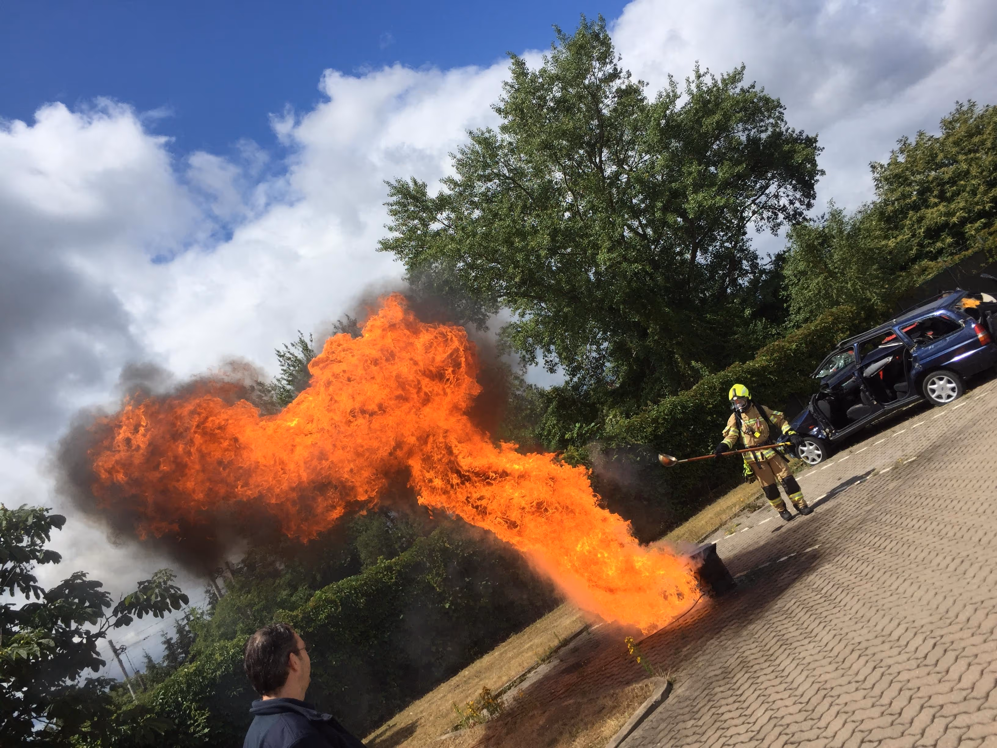 Eine große Stichflamme wurde auf dem Parkplatz von der Feuerwehr demonstriert.