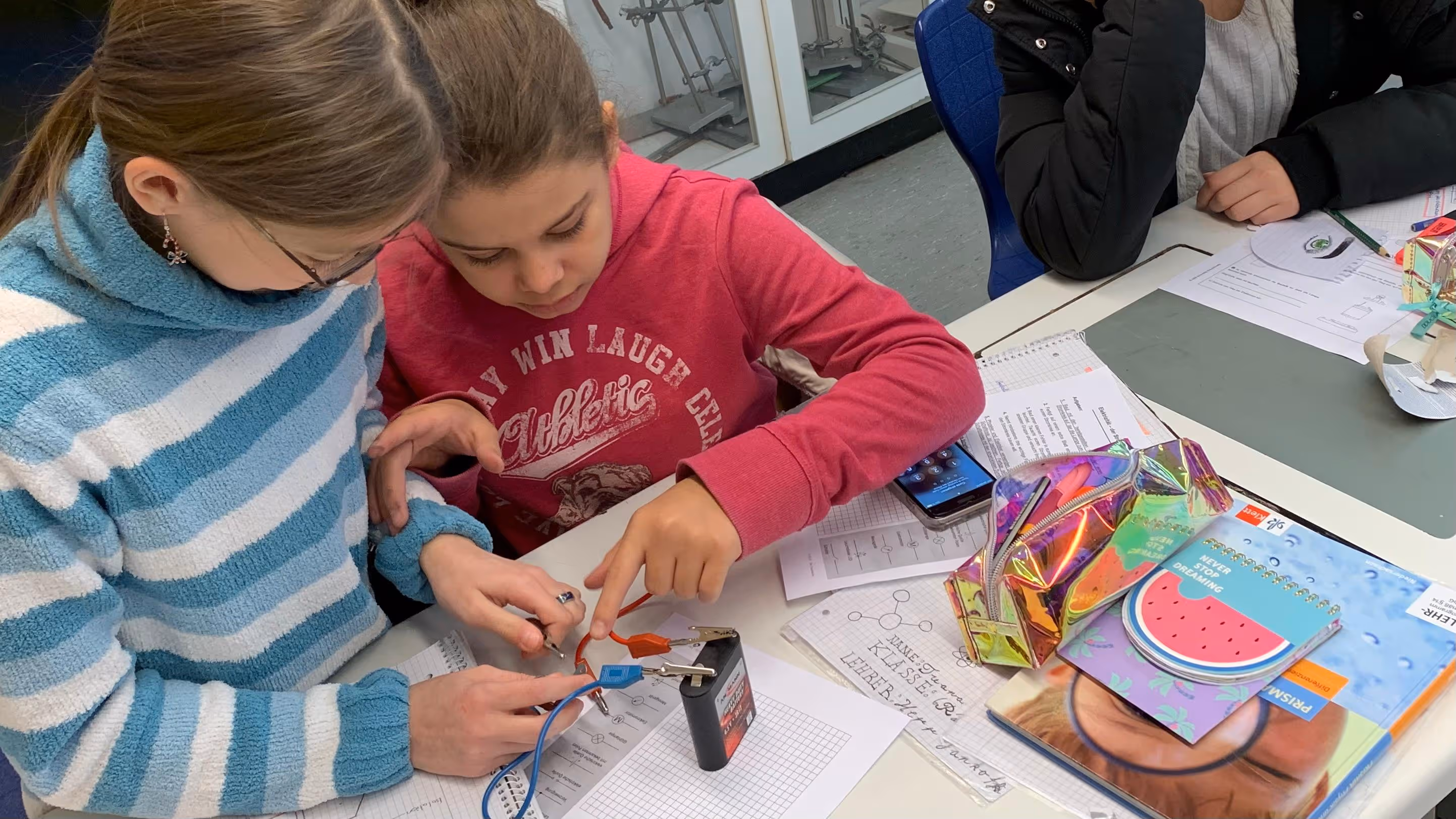 Zwei Schülerinnen führen physikalische Experimente durch