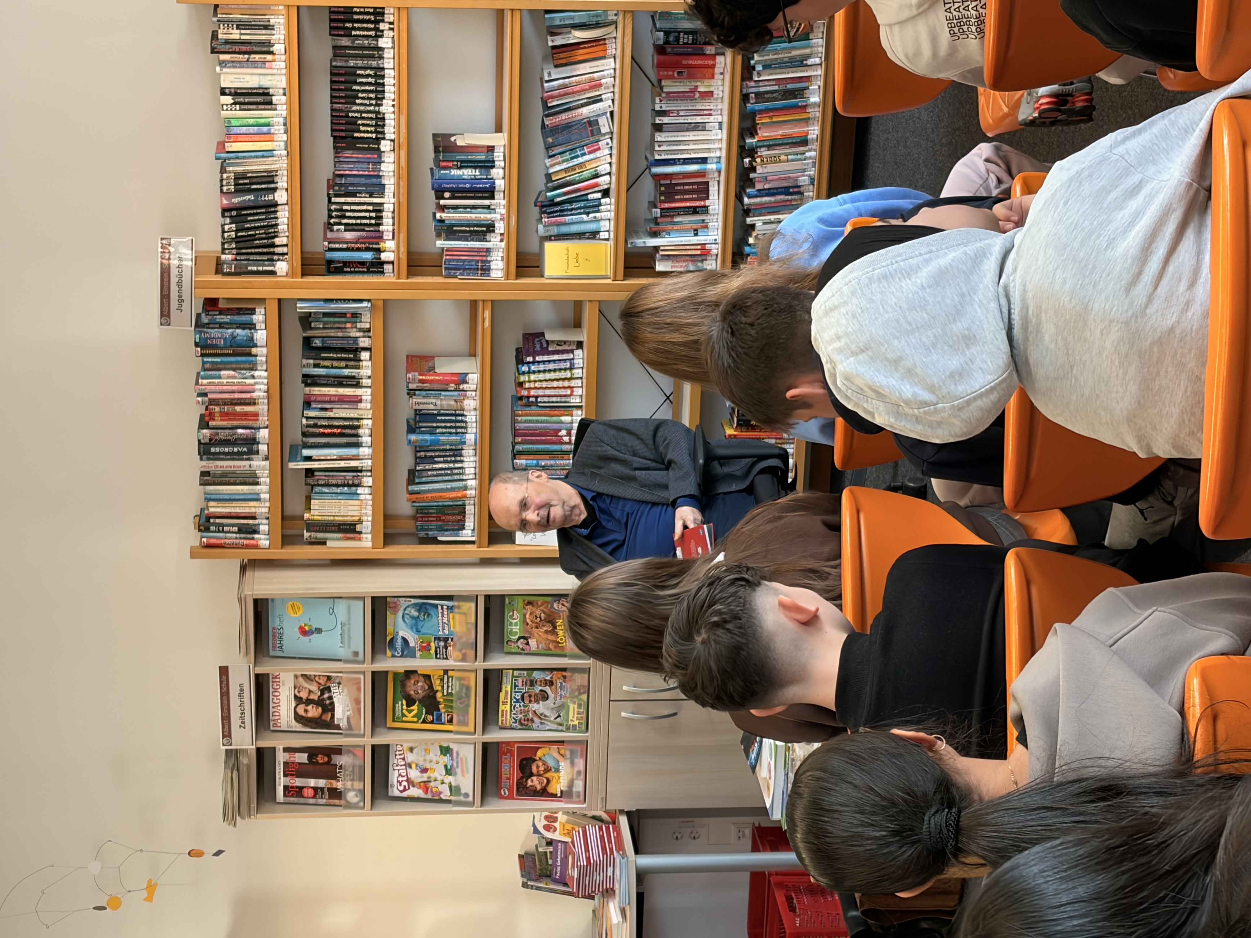 Achim Bröger liest Schüler:innen vor 