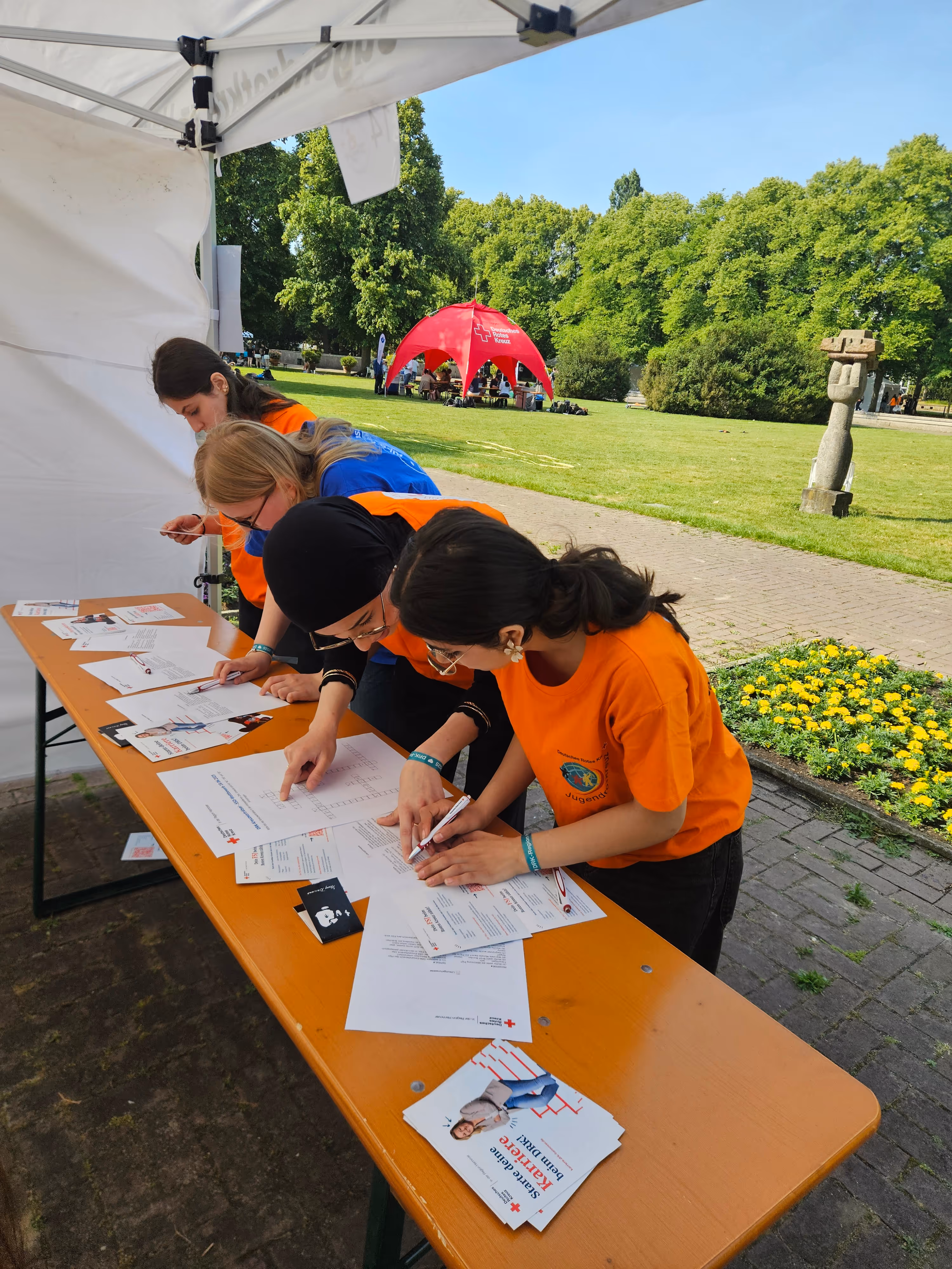 Schüler:innen füllen Formulare aus