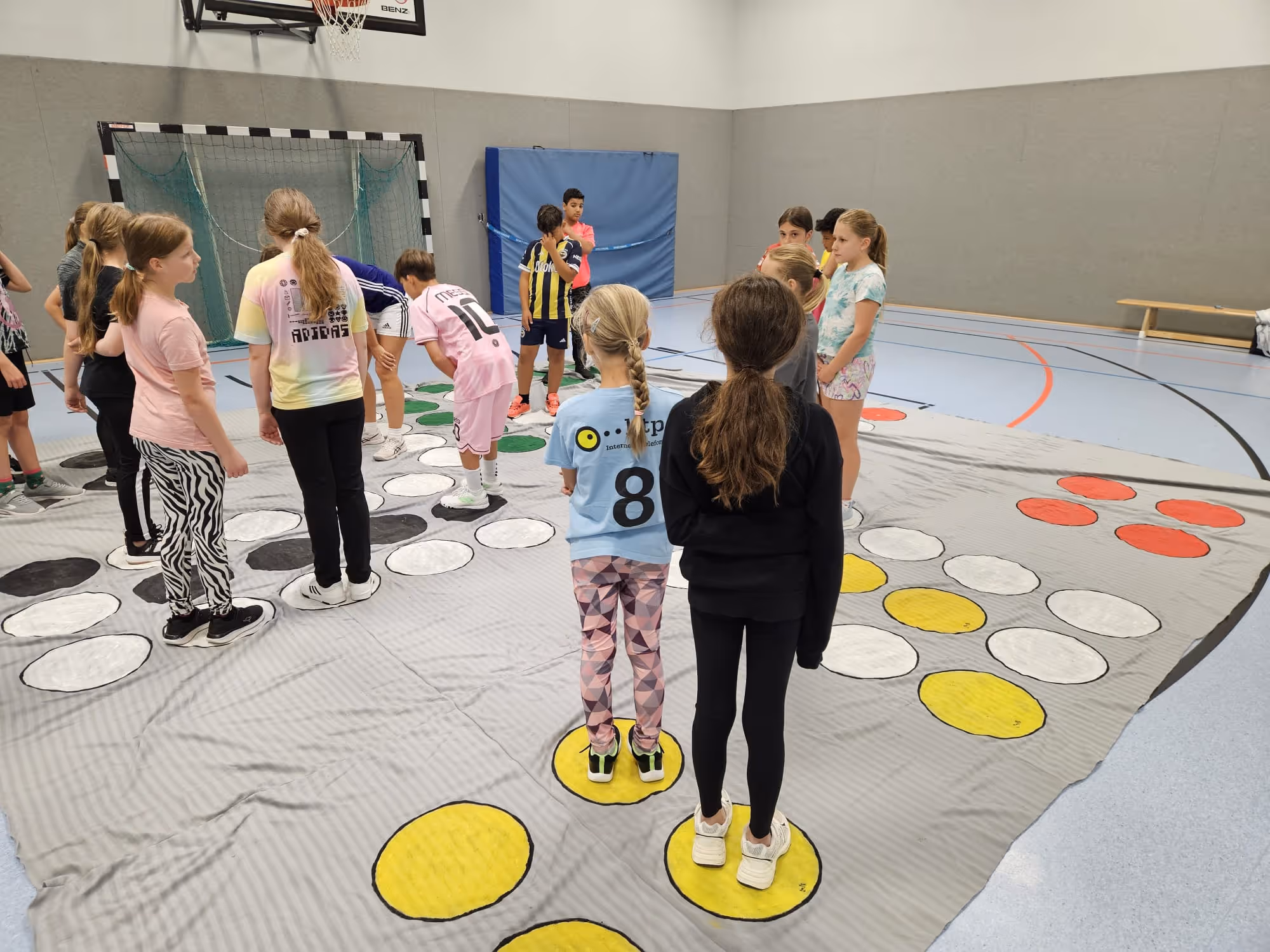 Schüler:innen spielen Mensch Ärger dich nicht und sind Diabei die Spielfiguren 