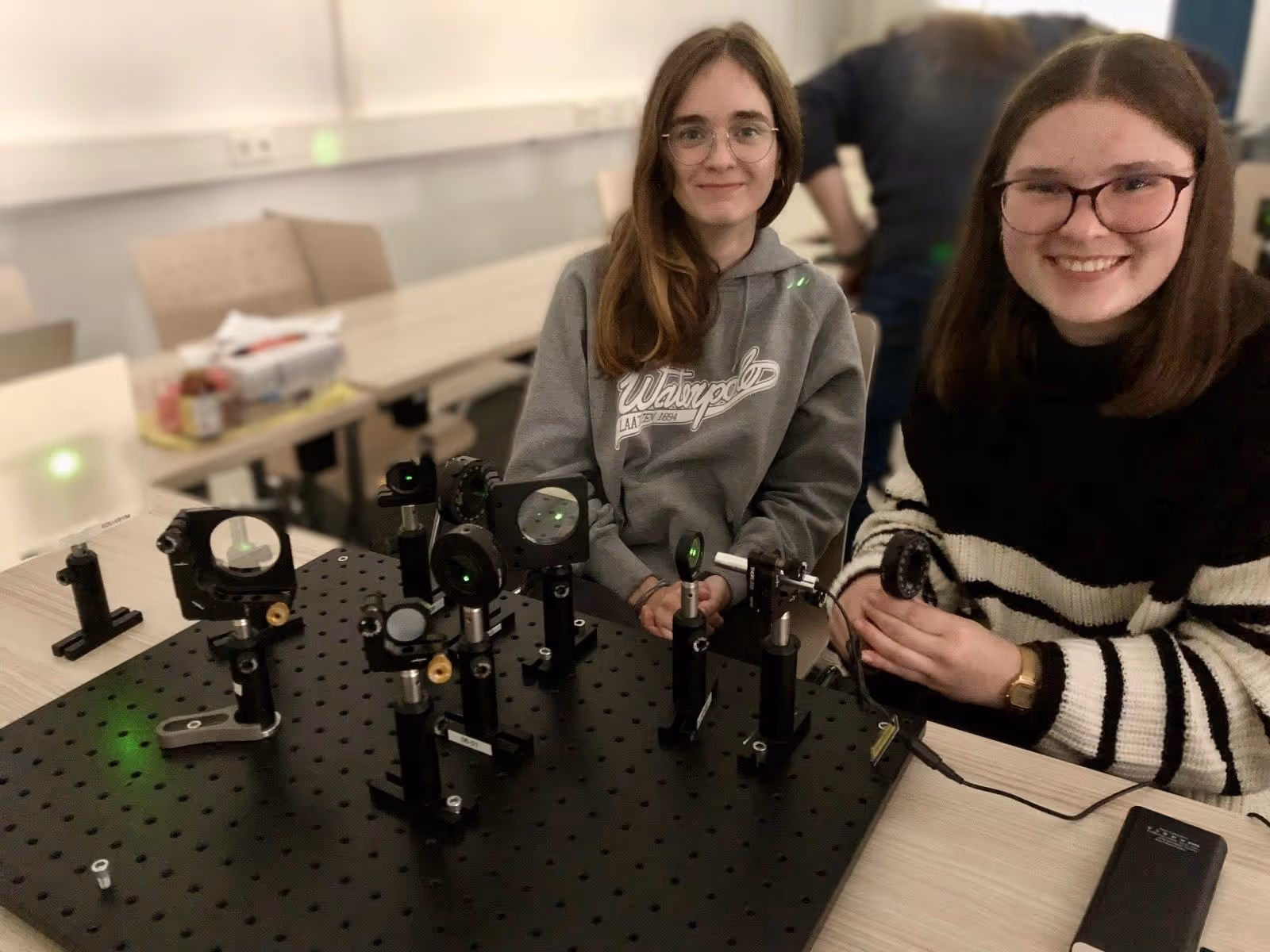 Zwei Schülerinnen führen physikalische Experimente durch