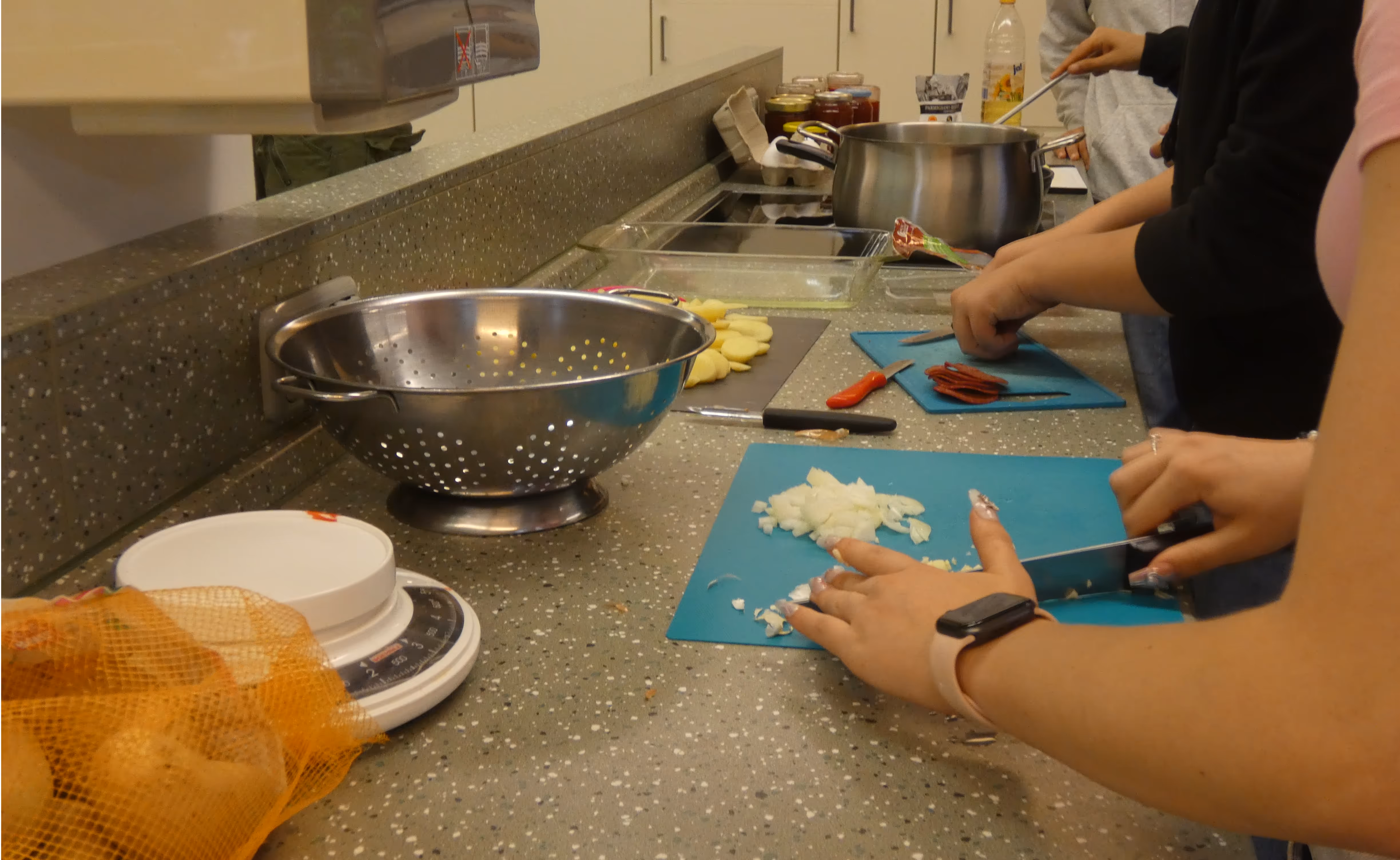 Gemüse schneiden beim Kochen