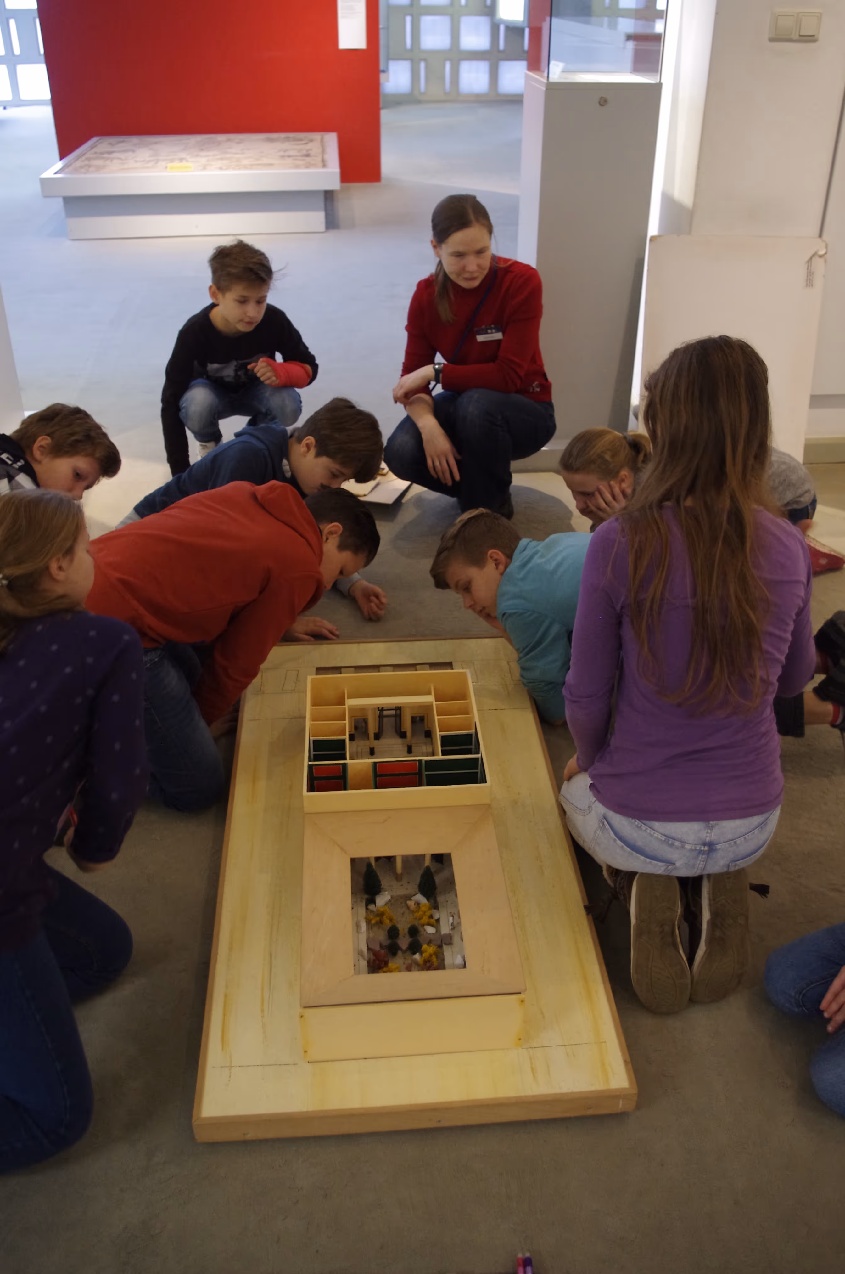 Schüler machen einen Ausflug ins Museum.