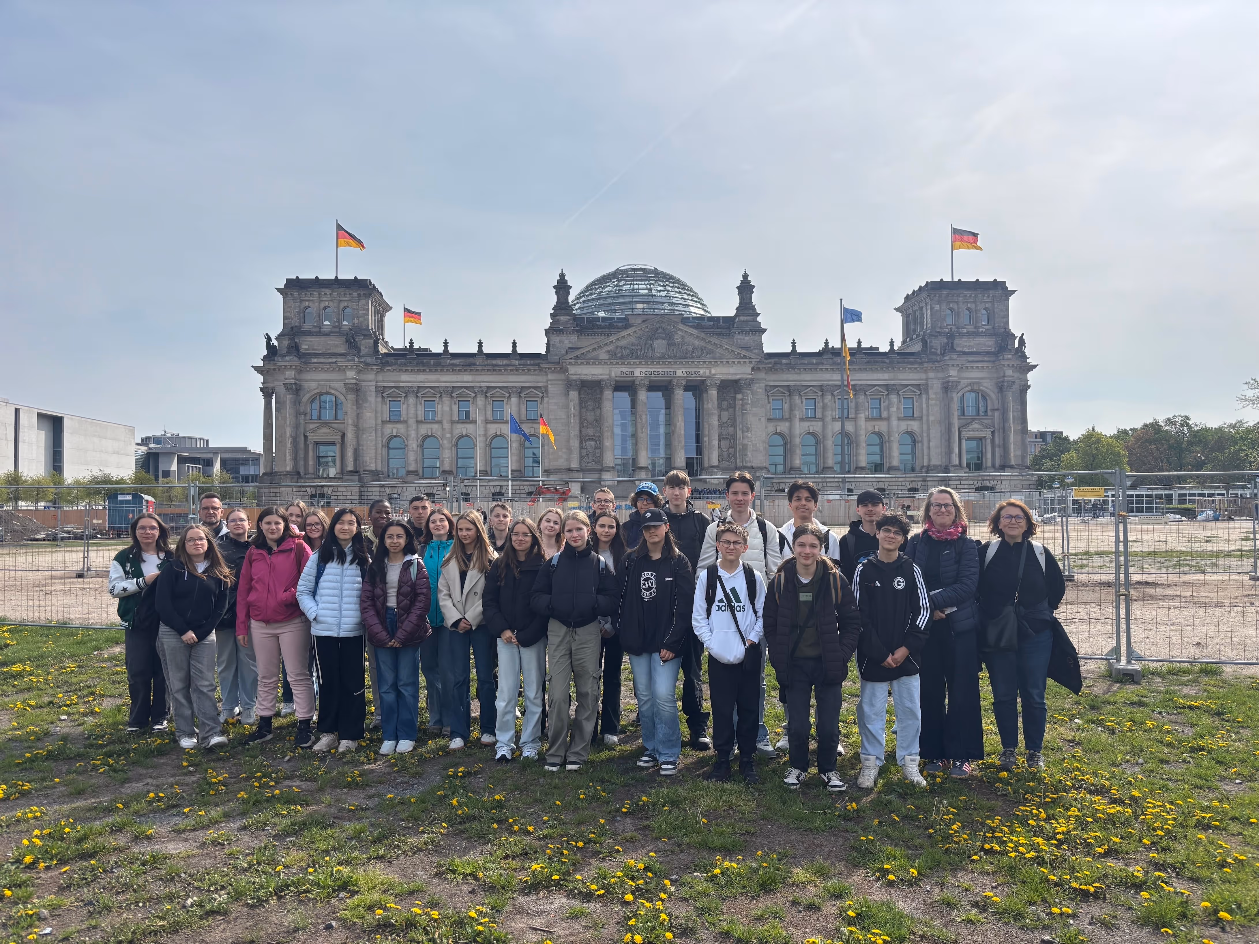 Die deutschen und französischen Schüler:innen vor dem deutschen Bundestag. 