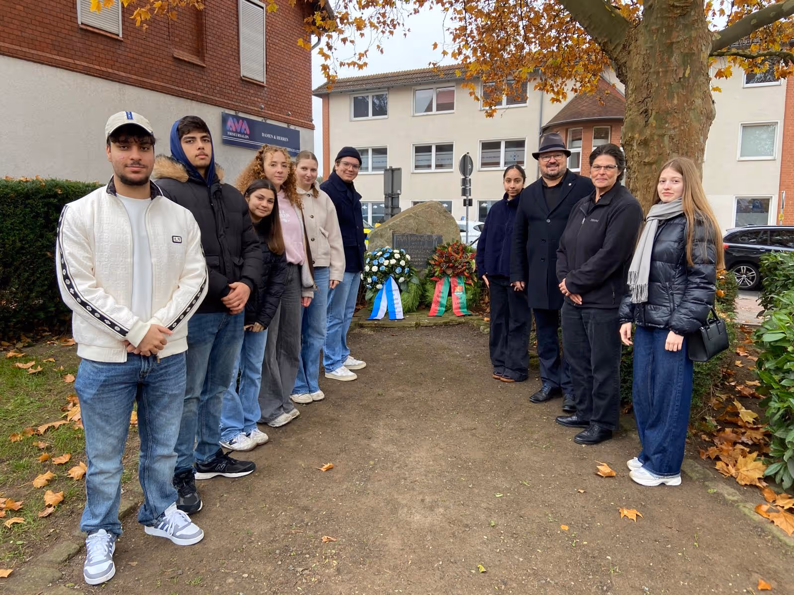 Schülerinnen und Schüler des 12. Jahrgangs bei der Gedenkveranstaltung zum 9. November in Gleidingen