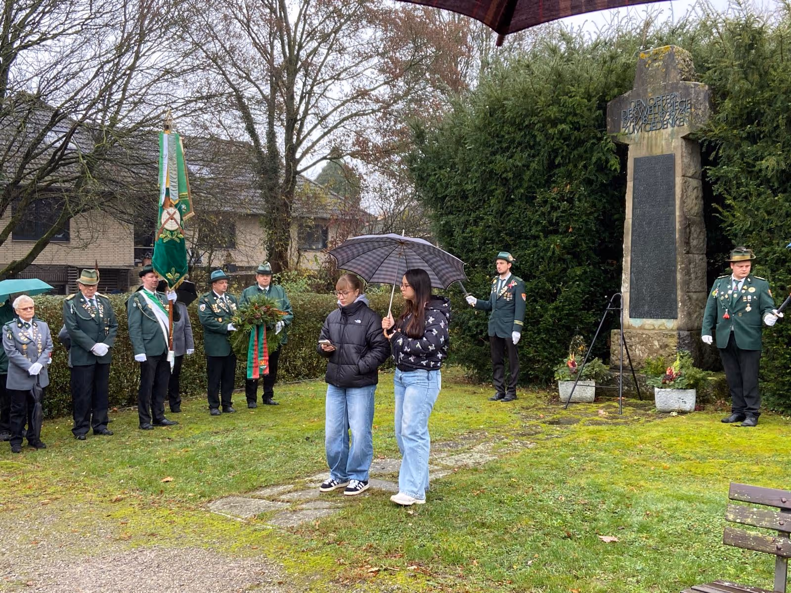 Schülerinnen und Schüler des 12. Jahrgangs bei der Veranstaltung zum Volkstrauertag in Ingeln-Össelse