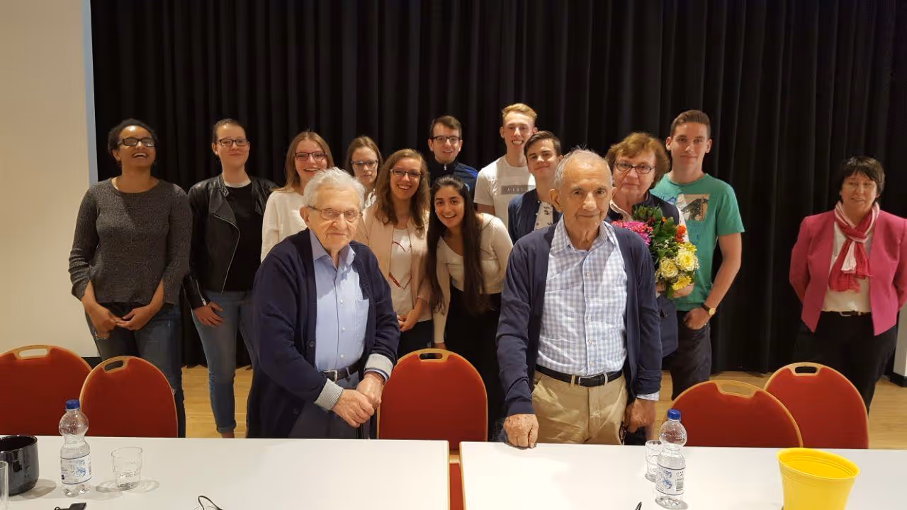 Salomon Finkelstein und Henry Korman, der Schule verbundene Zeitzeugen des Holocaust mit Schülerinnen und Schülern