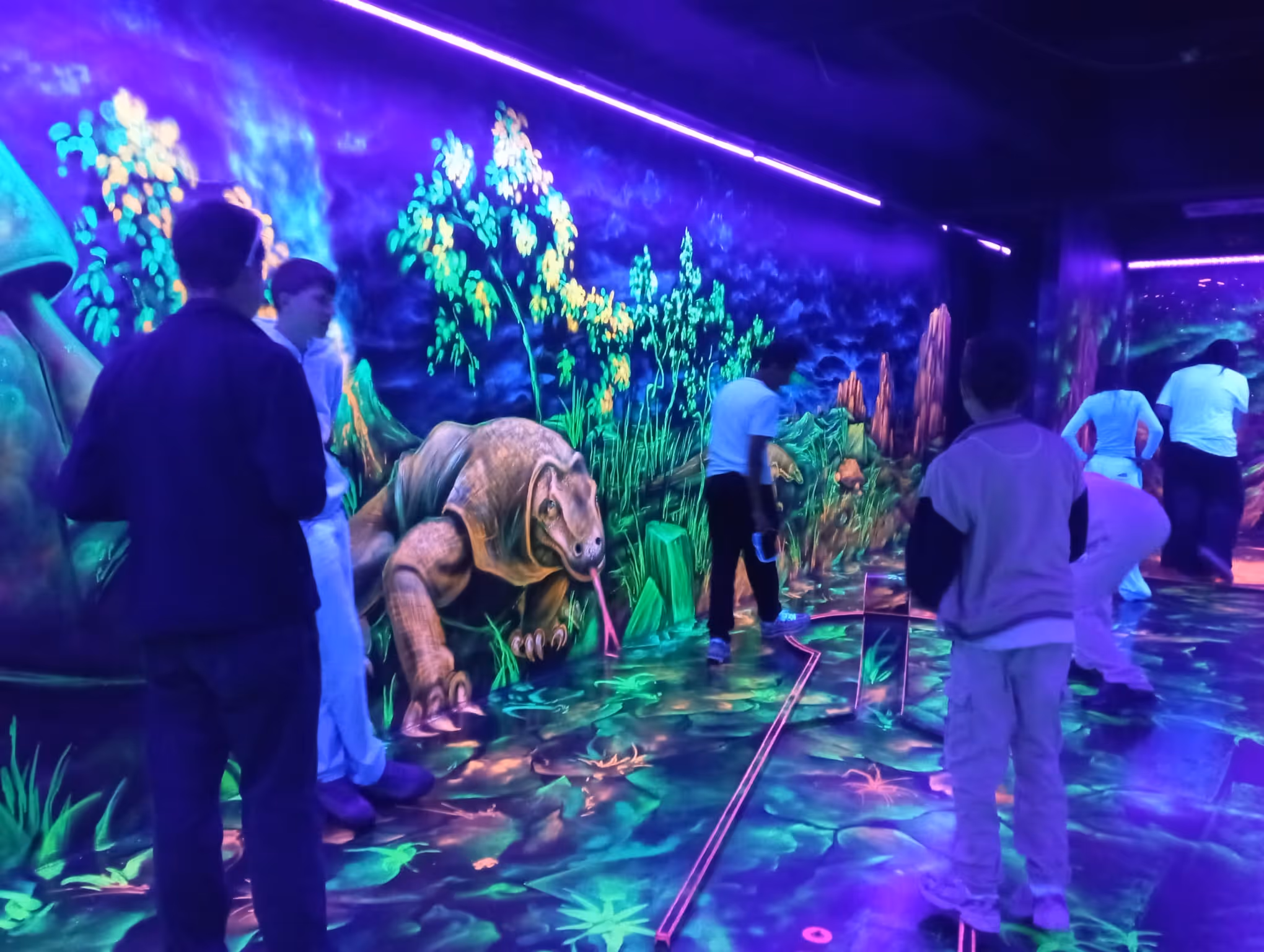 Ein Ausflug der bilingualen Klasse zum Neon Golf spielen.
