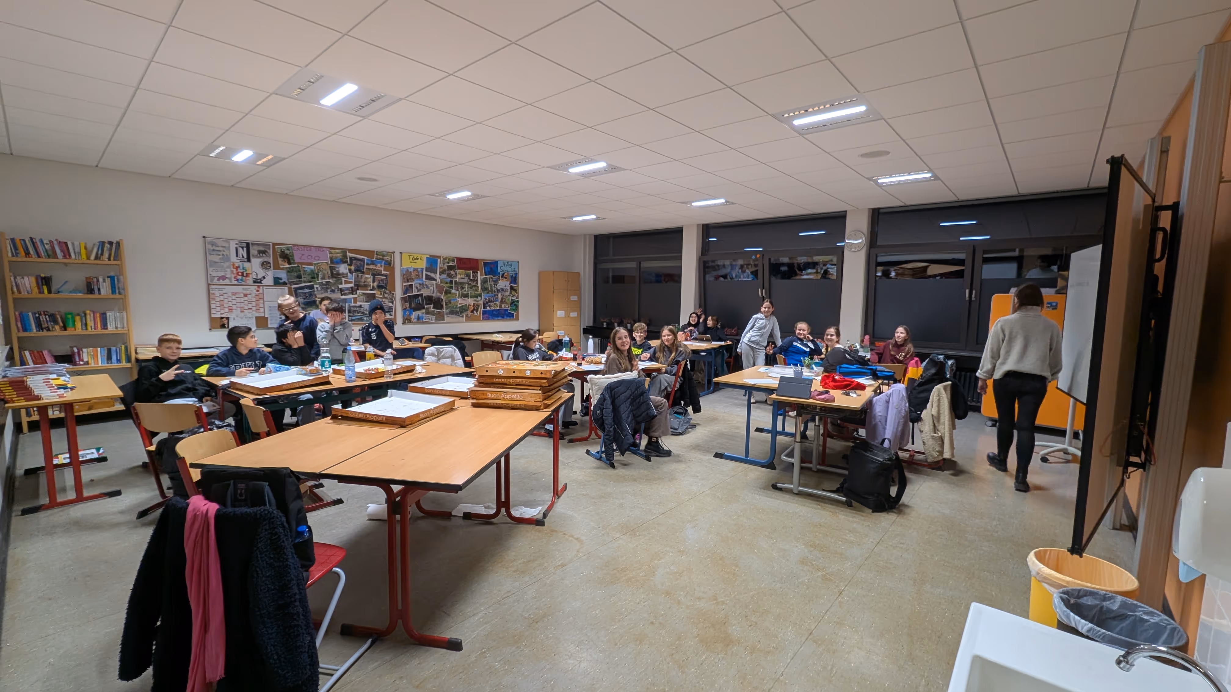 Schüler:innen beim gemeinsamen Pizzaessen