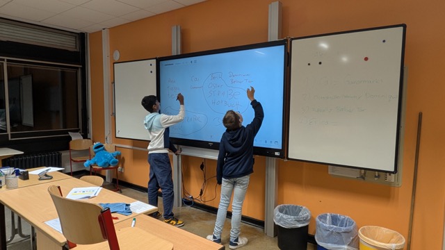 Schüler:innen arbeiten am Smartboard