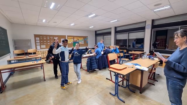 Schüler:innen freuen sich über gelöste Aufgabe