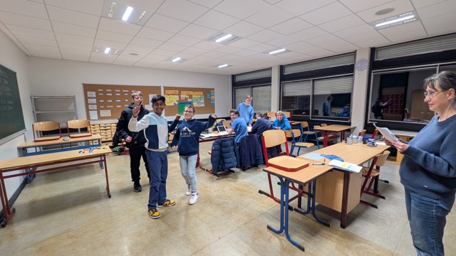 Schüler:innen freuen sich über gelöste Aufgabe