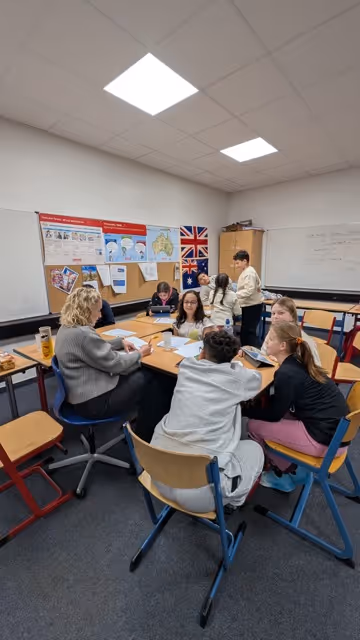 Schüler:innen knobeln in der Gruppe