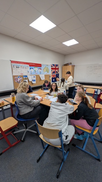 Schüler:innen knobeln in der Gruppe