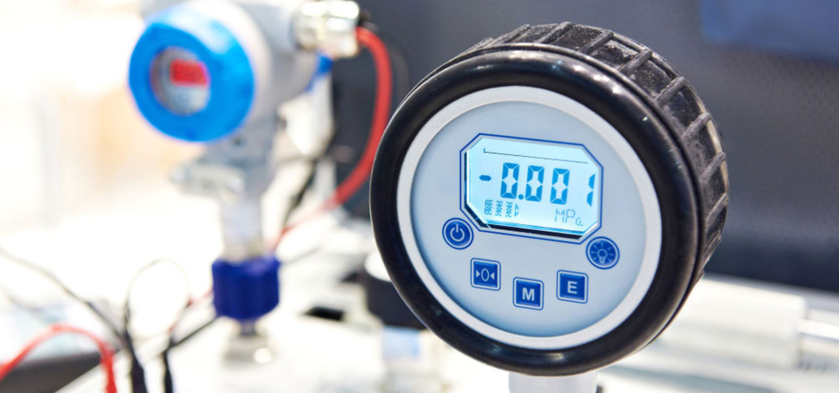 Manomètre numérique affichant une mesure de -0,001 MPa dans un environnement industriel.