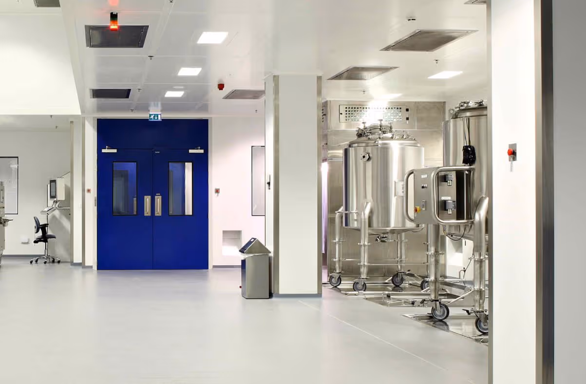 Intérieur d'une salle blanche avec des équipements pharmaceutiques.