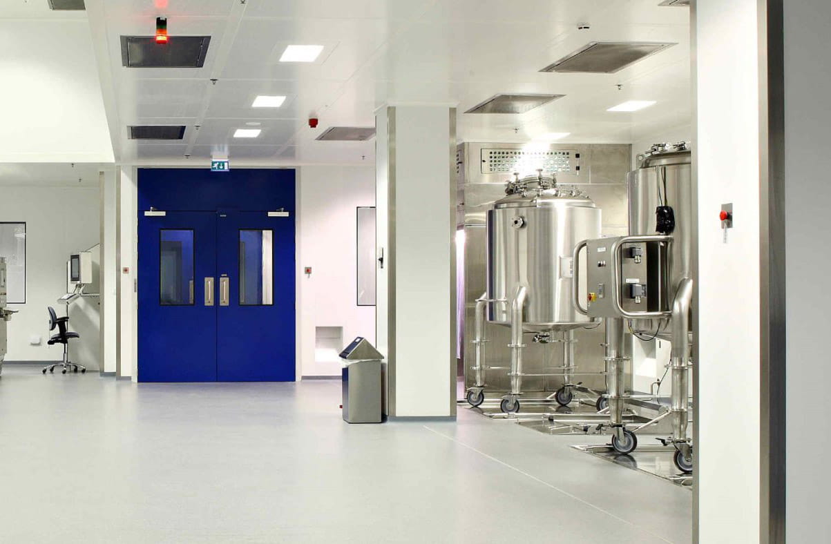 Intérieur d'une salle blanche avec des équipements pharmaceutiques.