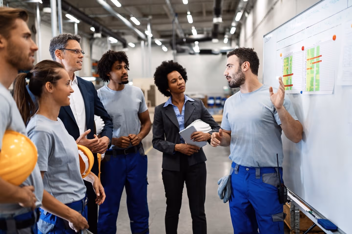 Personnes se tenant debout en tenue de travail pour suivre une formation professionnelle