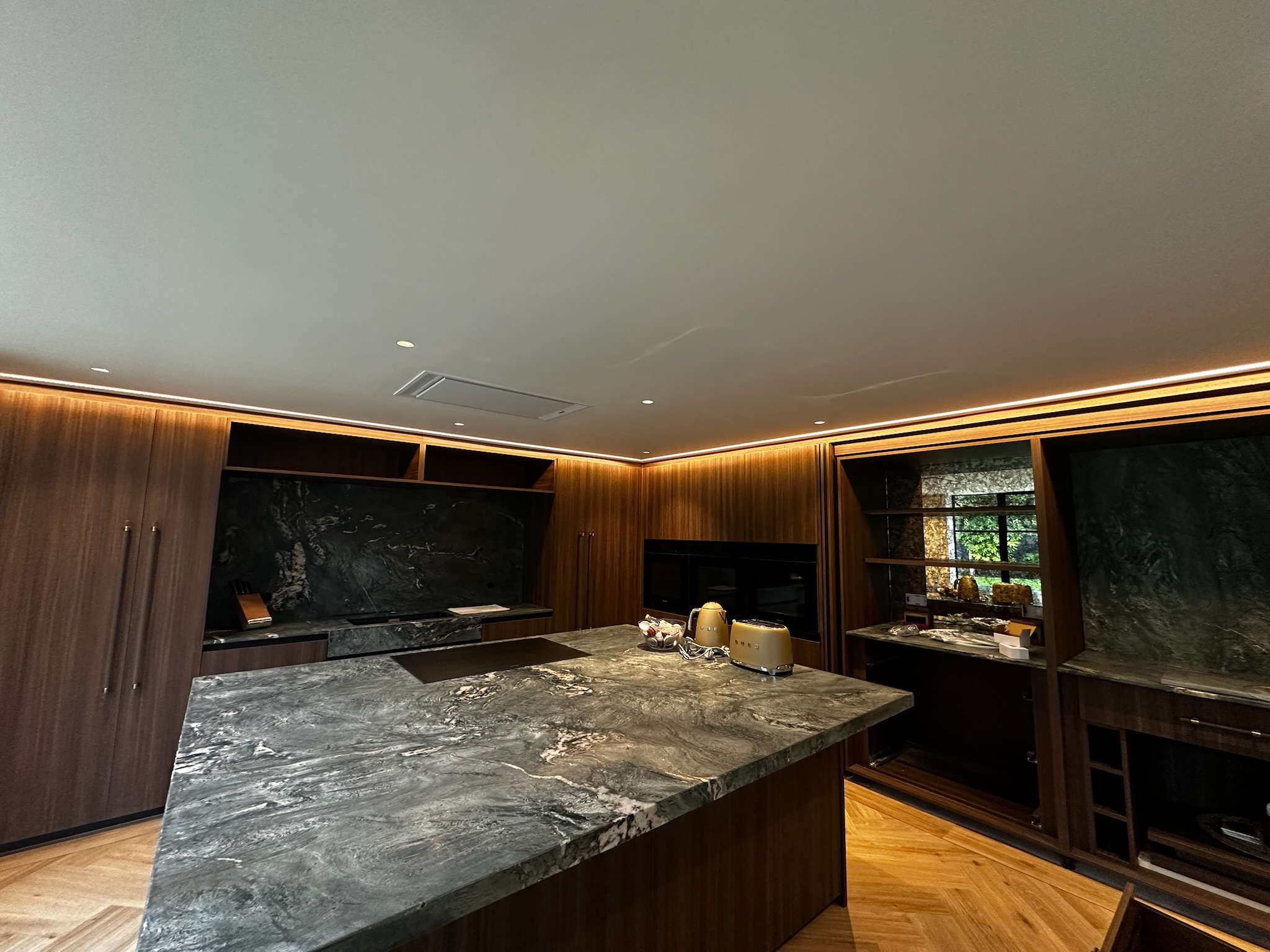 image of production machinery (for a manufacturing plant)