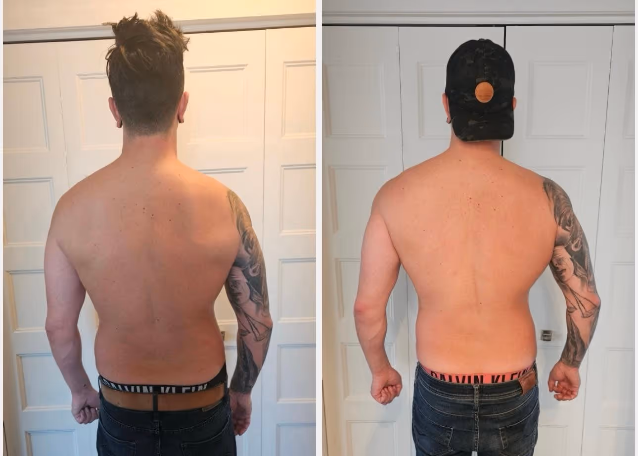 Comparaison de dos d’un homme torse nu : amélioration de la posture et du physique après entraînement, à droite portant une casquette noire – résultat d’un programme d’entraînement Coach Getfit.