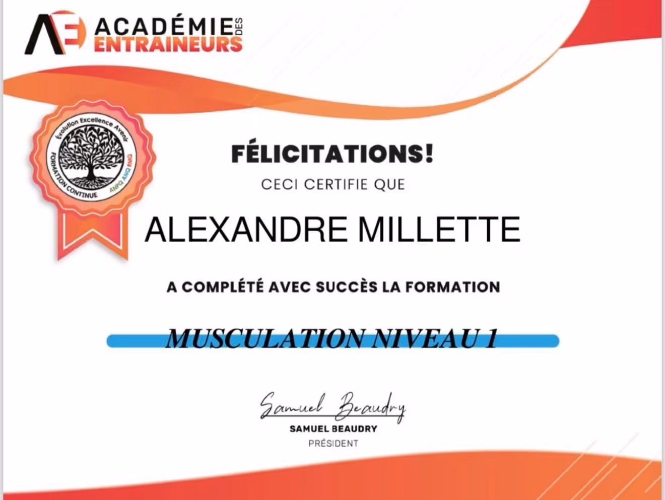 1️⃣ Certificat de l’Académie des Entraîneurs décerné à Alexandre Millette pour avoir complété la formation Musculation Niveau 1, signé par Samuel Beaudry – Coach certifié en entraînement privé à Québec.
